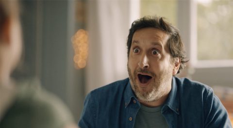 Extrait d'un spot TV de Sanytol montrant un papa la bouche ouverte avec un léger rire à la bouche, exprimant la surprise et le jeu